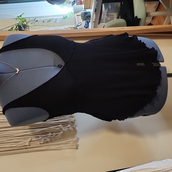 Free People black lettuce trim top, low cut - L - Picture 3 of 8